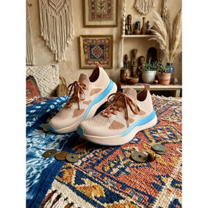 Saysh The Evelyn Runner | Women's Size 7.5 | Peach & Blue Sport Tech